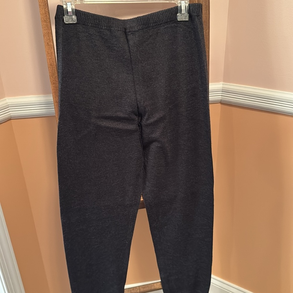 So soft knit leggings with elasticized waist and bottom cuffs with buttons